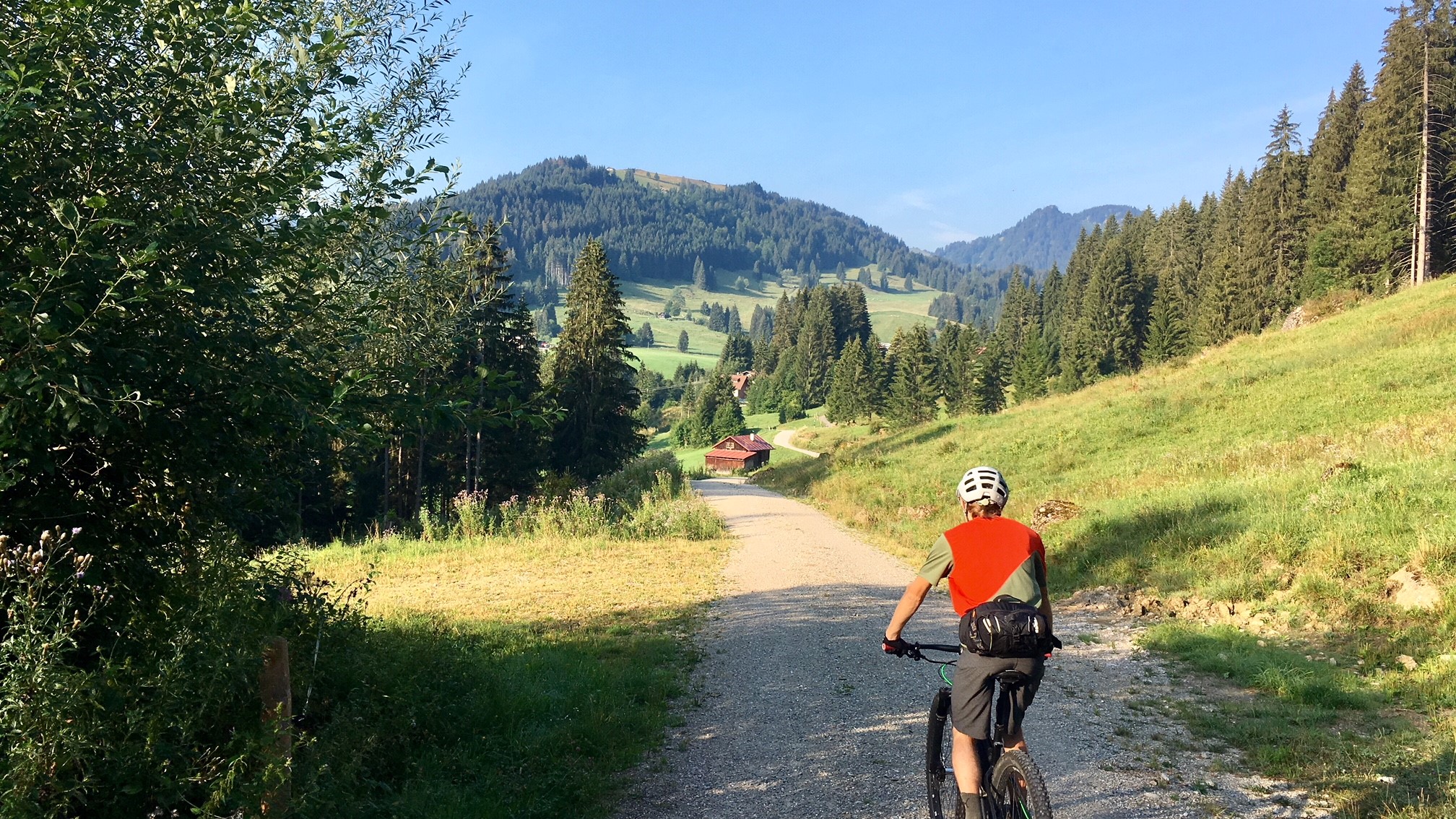 mountainbike im gunzesrieder tal im allgaeu